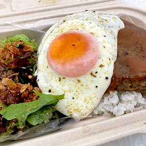 K-SURFではお弁当や飲み物を販売